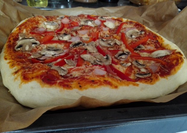 Fotografia przedstawiająca Pizza na puszystym cieście