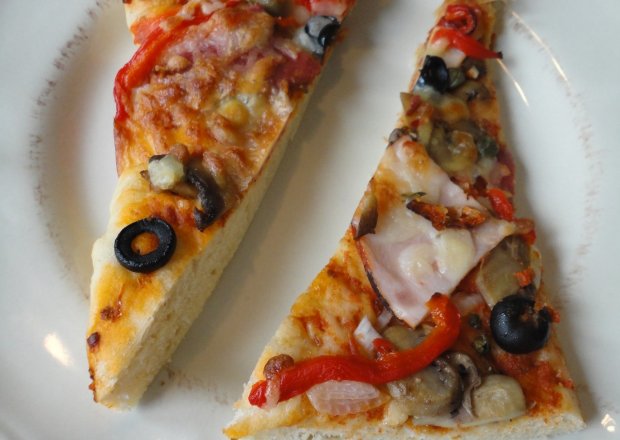 Fotografia przedstawiająca Pizza na puszystym cieście