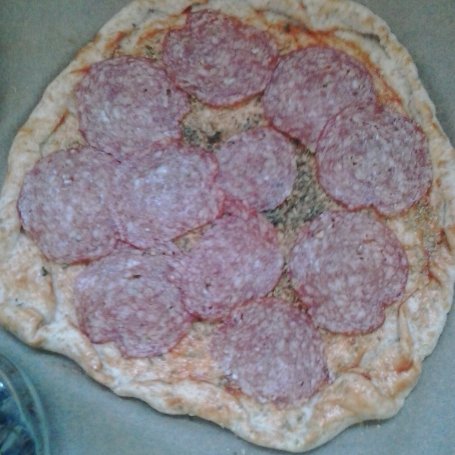 Krok 3 - pizza na razowym cieście z salami,parmezanem i mozzarellą foto