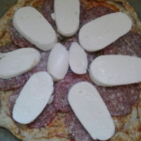 Krok 4 - pizza na razowym cieście z salami,parmezanem i mozzarellą foto