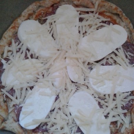 Krok 5 - pizza na razowym cieście z salami,parmezanem i mozzarellą foto
