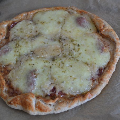Krok 6 - pizza na razowym cieście z salami,parmezanem i mozzarellą foto