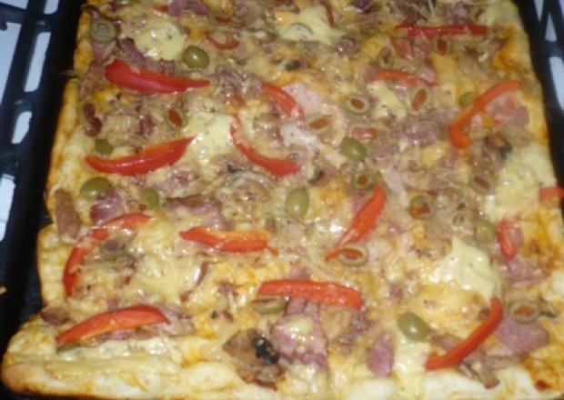 Fotografia przedstawiająca PIzza na sosie czosnkowym