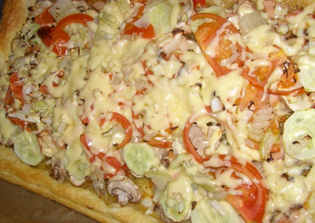 Fotografia przedstawiająca pizza na szybko na cieście francuskim...