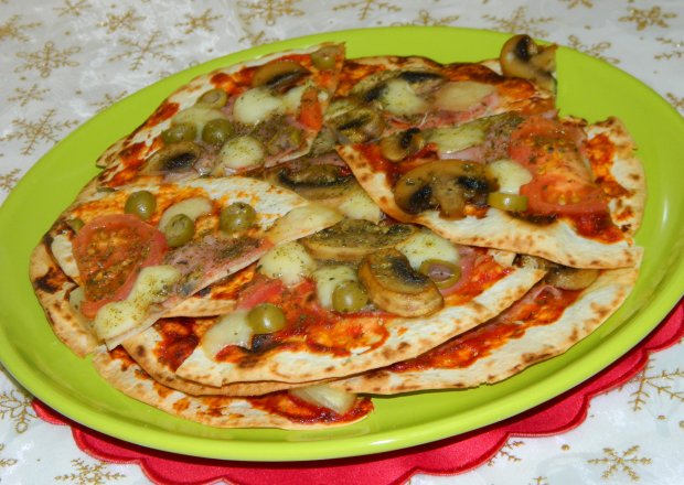 Fotografia przedstawiająca Pizza na tortilli