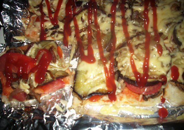 Fotografia przedstawiająca Pizza na tostach z bakłażanem,pieczarkami i pomidorami