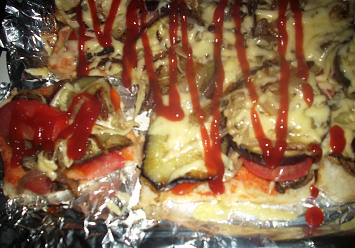 Pizza na tostach z bakłażanem,pieczarkami i pomidorami foto