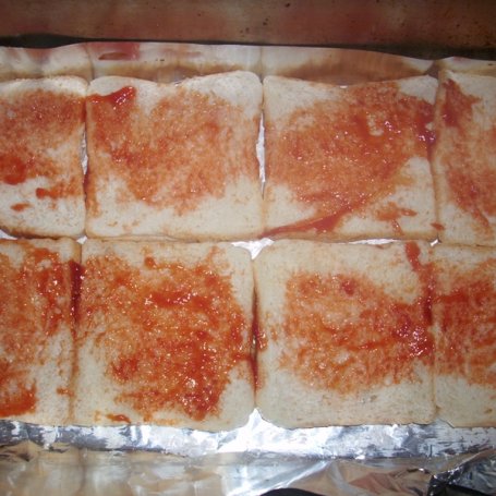 Krok 4 - Pizza na tostach z bakłażanem,pieczarkami i pomidorami foto