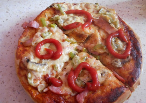 Fotografia przedstawiająca pizza na wędzonce