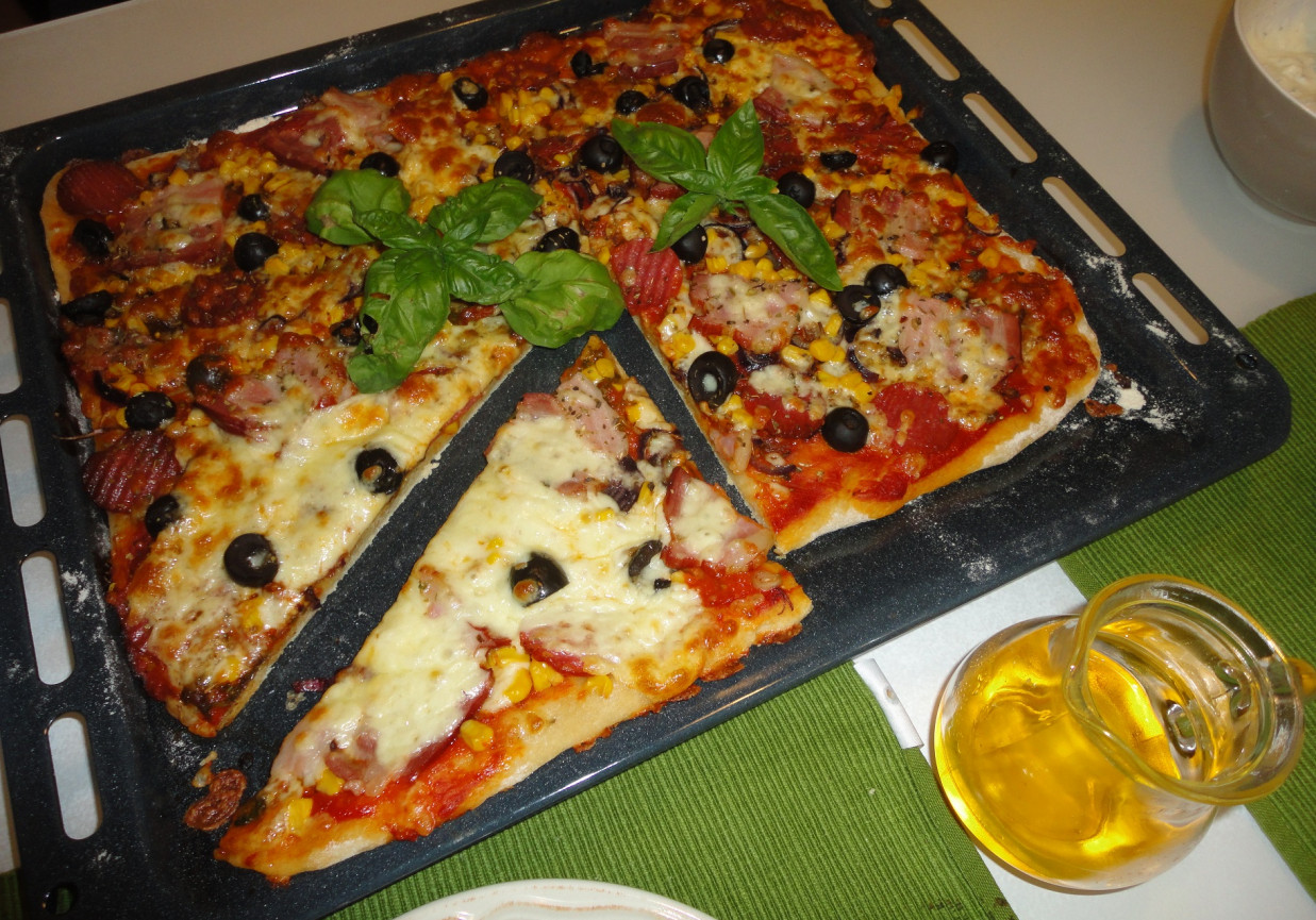 Pizza na włoskim cieście foto
