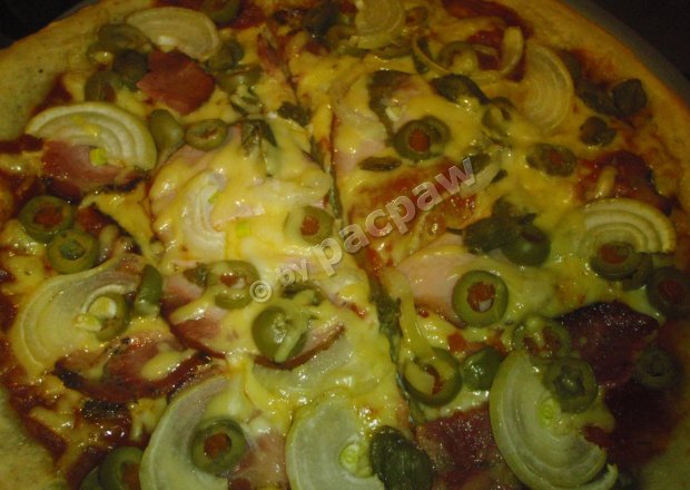Fotografia przedstawiająca Pizza na zakwasie oliwkowo-kaparowa