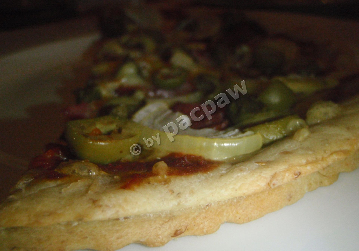 Pizza na zakwasie oliwkowo-kaparowa foto