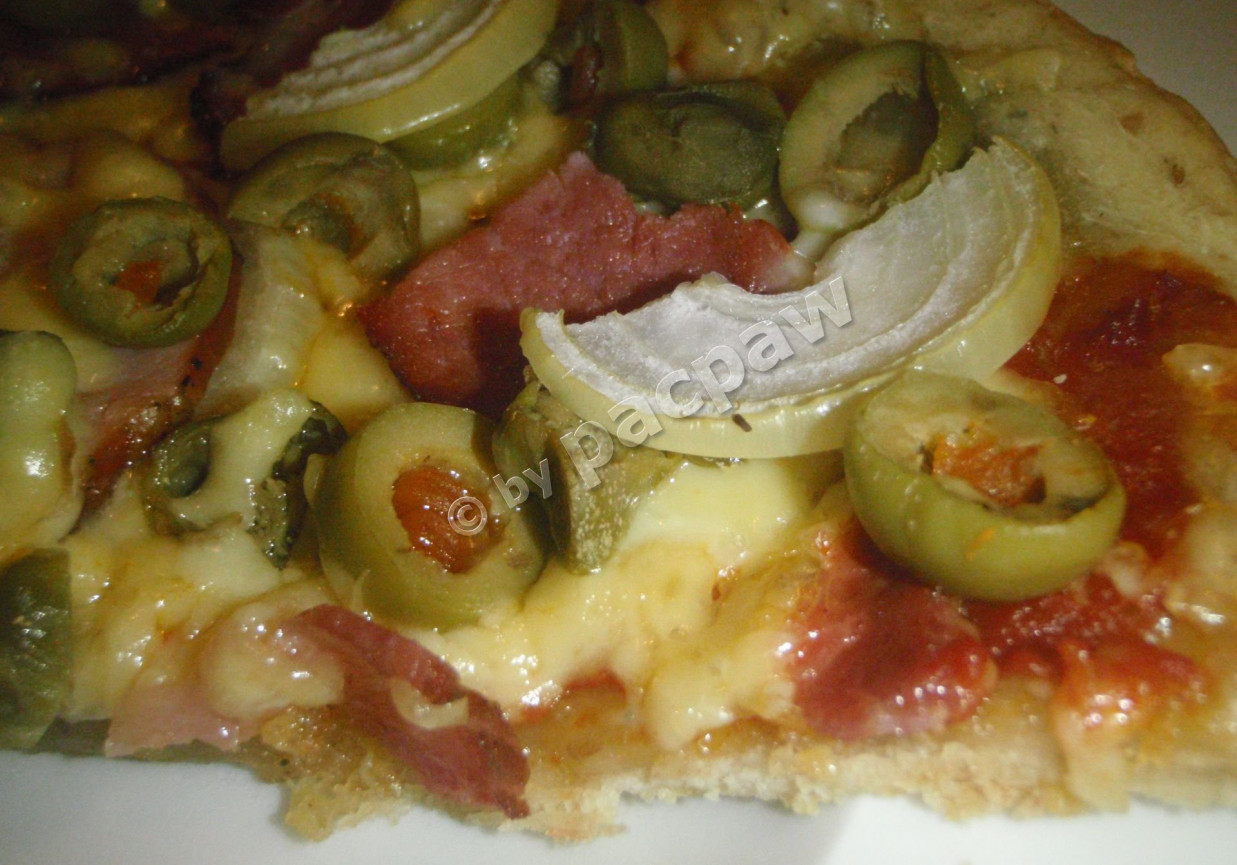 Pizza na zakwasie oliwkowo-kaparowa foto