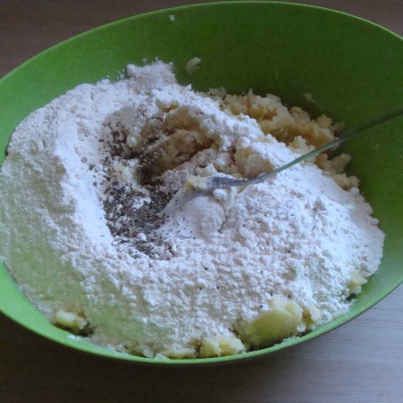 Krok 2 - Pizza na ziemniaczanym spodzie foto