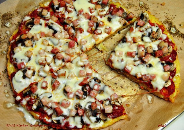 Fotografia przedstawiająca Pizza na ziemniaczanym spodzie