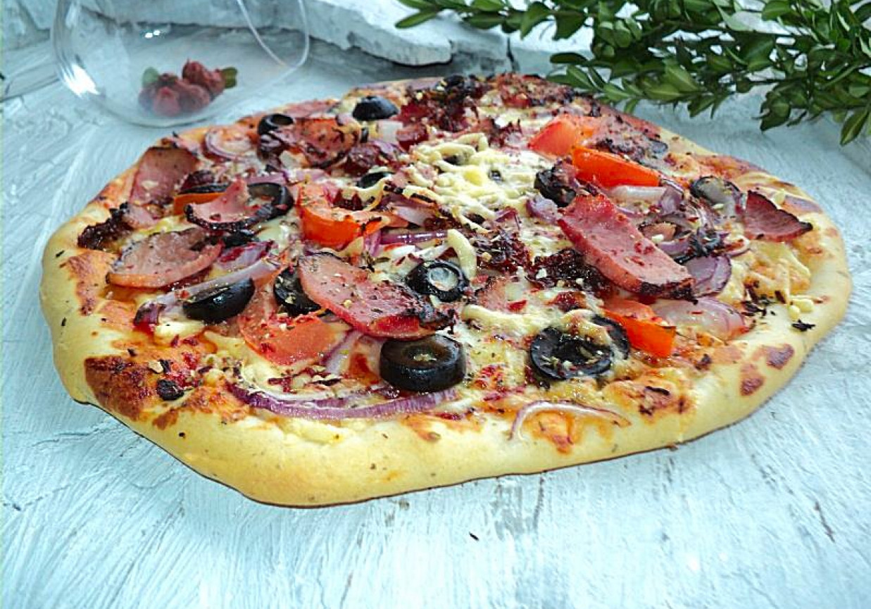 Pizza na ziołowym cieście z trzema serami i dodatkami  foto