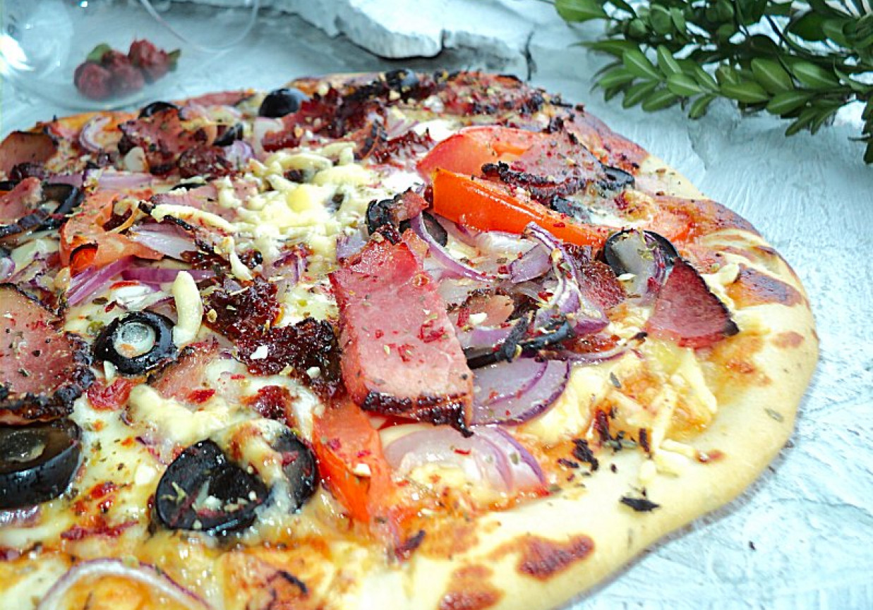 Pizza na ziołowym cieście z trzema serami i dodatkami  foto