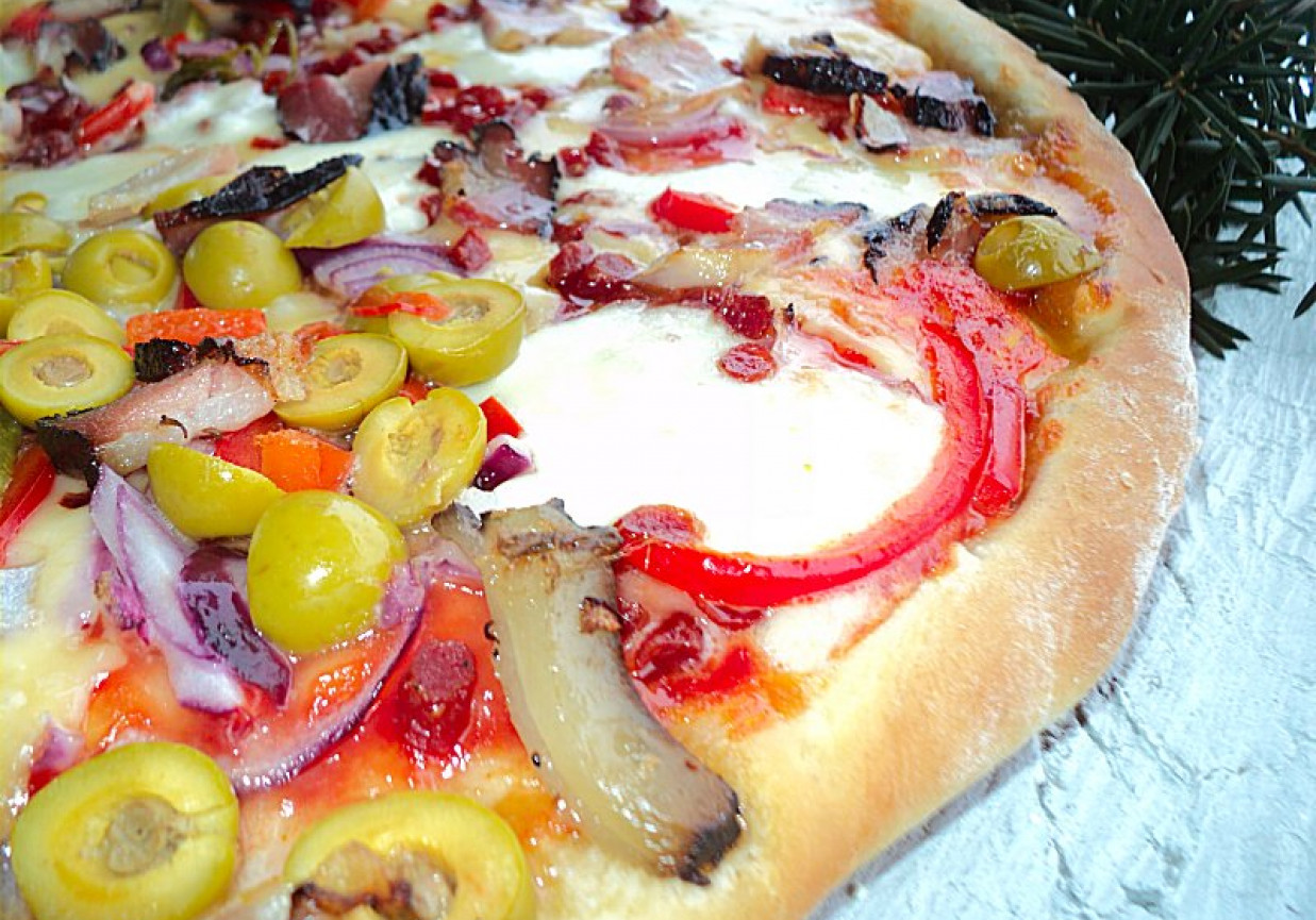 Pizza na ziołowym cieście  foto