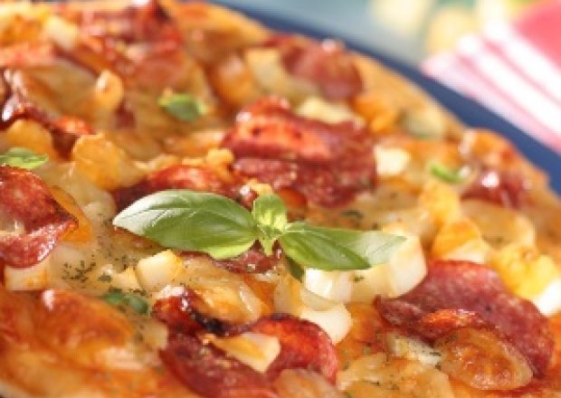 Fotografia przedstawiająca Pizza neapolitańska z salami – pizza napoletana con salami