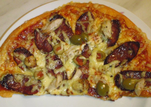 Fotografia przedstawiająca Pizza oliwowa z kiełbasą z dzika