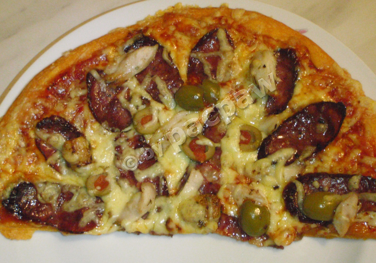 Pizza oliwowa z kiełbasą z dzika foto