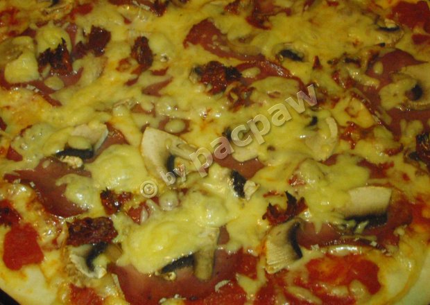 Fotografia przedstawiająca Pizza oliwowa z kindziukiem i pieczarkami