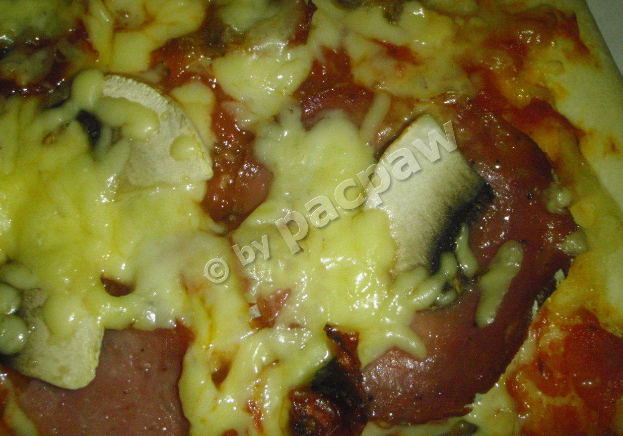 Pizza oliwowa z kindziukiem i pieczarkami foto