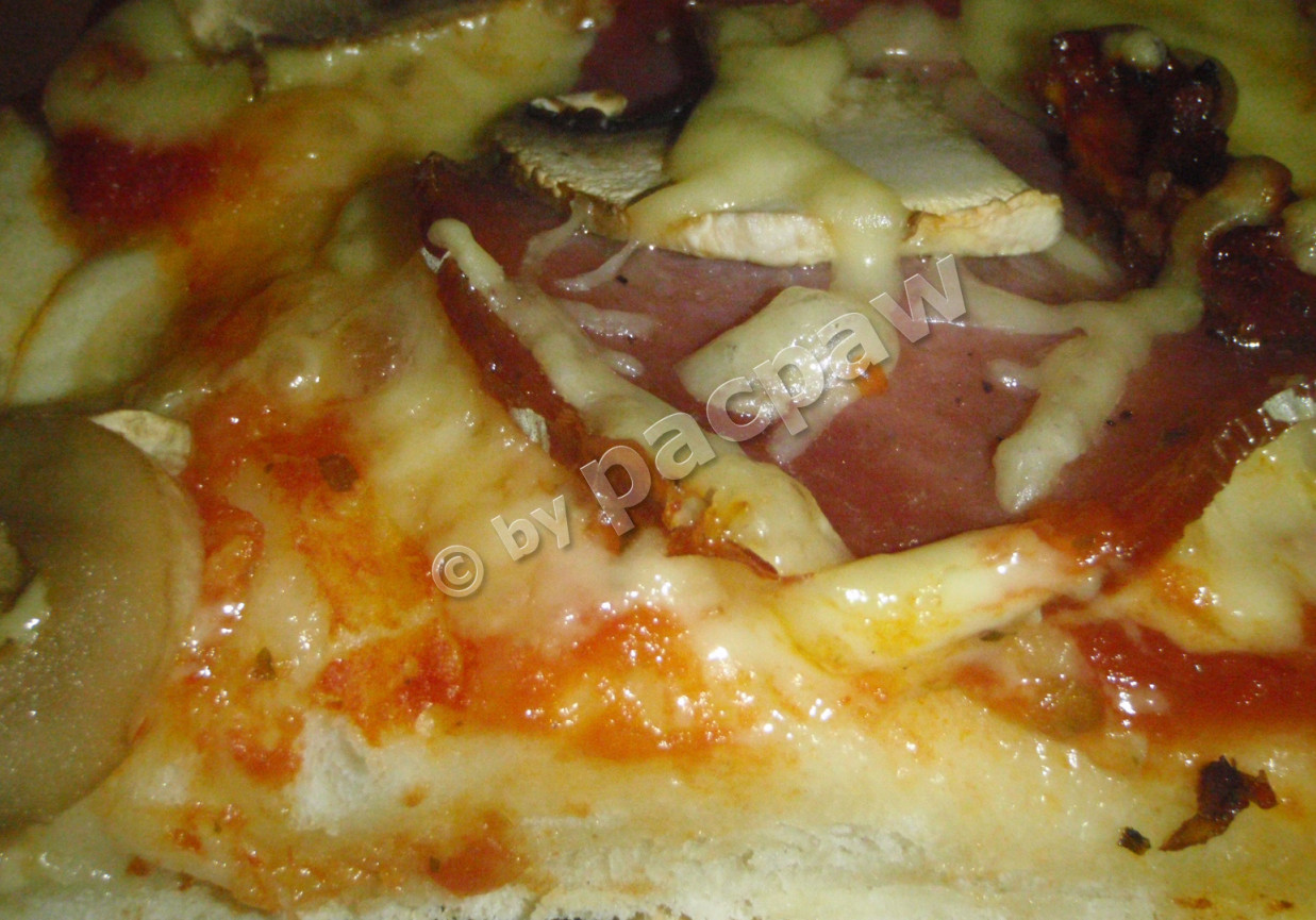 Pizza oliwowa z kindziukiem i pieczarkami foto