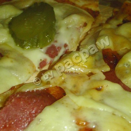 Krok 7 - Pizza oliwowa z salami i ogórkiem kiszonym foto
