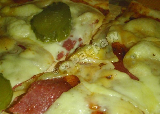 Fotografia przedstawiająca Pizza oliwowa z salami i ogórkiem kiszonym