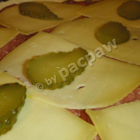Krok 5 - Pizza oliwowa z salami i ogórkiem kiszonym foto