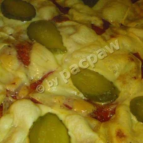 Krok 6 - Pizza oliwowa z salami i ogórkiem kiszonym foto