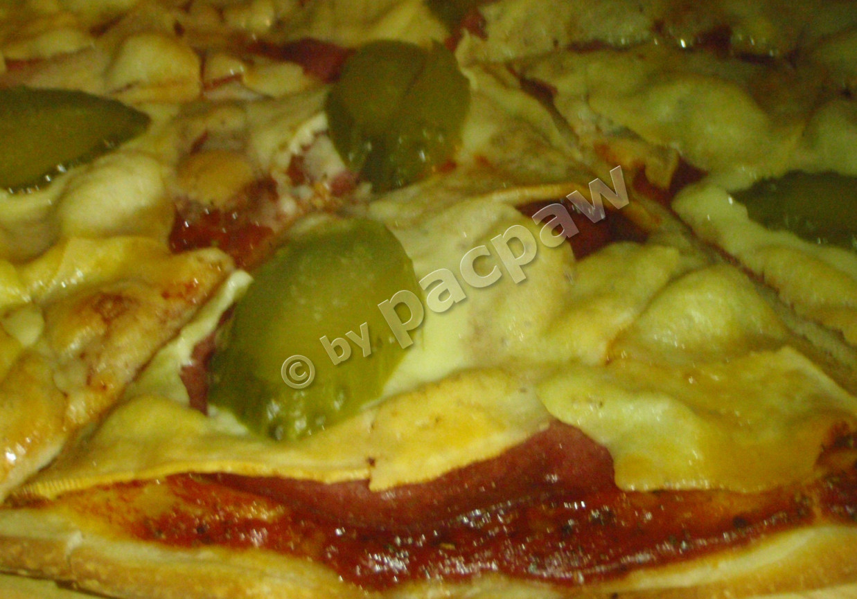 Pizza oliwowa z salami i ogórkiem kiszonym foto