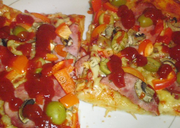 Fotografia przedstawiająca Pizza oliwowa z żywiecką, papryką i pieczarkami