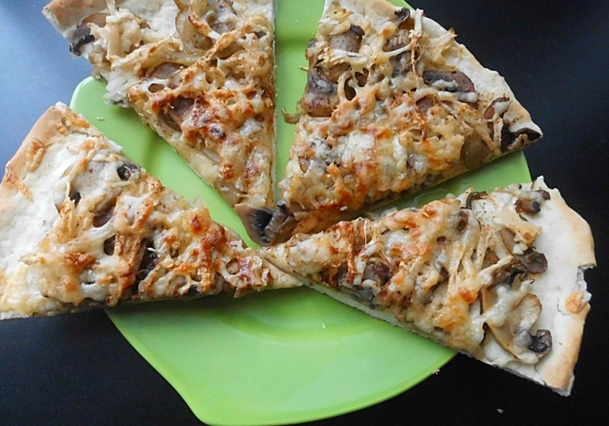 Pizza pachnąca cynamonem foto