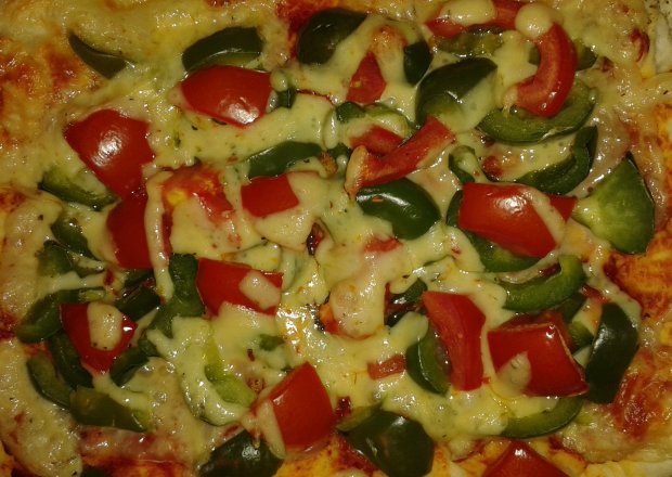 Fotografia przedstawiająca Pizza paprykowa z mixem serów