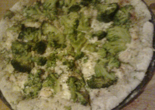 Fotografia przedstawiająca Pizza pelnoziarnista broccoli