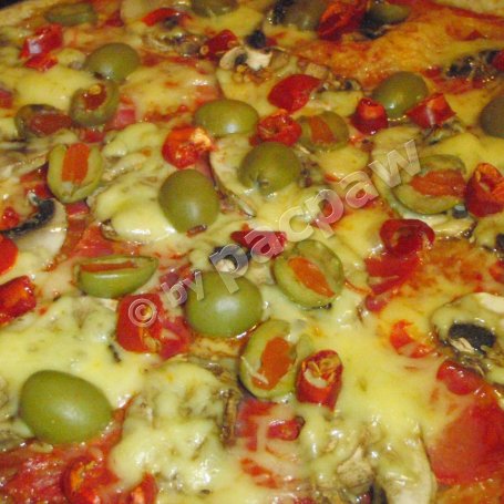 Krok 9 - Pizza pełnoziarnista z chorizo i piri-piri foto