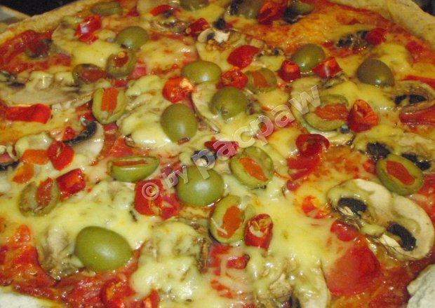 Fotografia przedstawiająca Pizza pełnoziarnista z chorizo i piri-piri