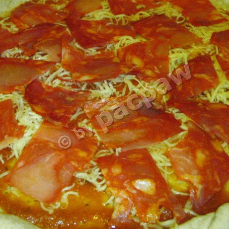 Krok 7 - Pizza pełnoziarnista z chorizo i piri-piri foto