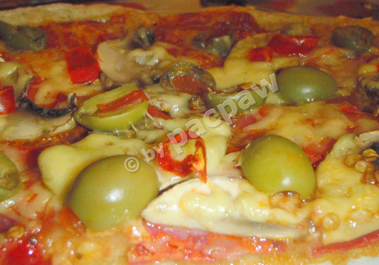 Pizza pełnoziarnista z chorizo i piri-piri foto