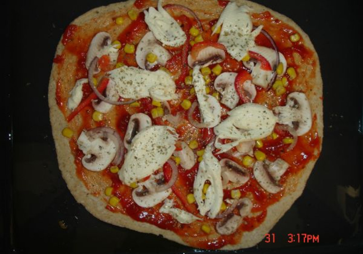 Pizza pełnoziarnista z mozzarellą foto