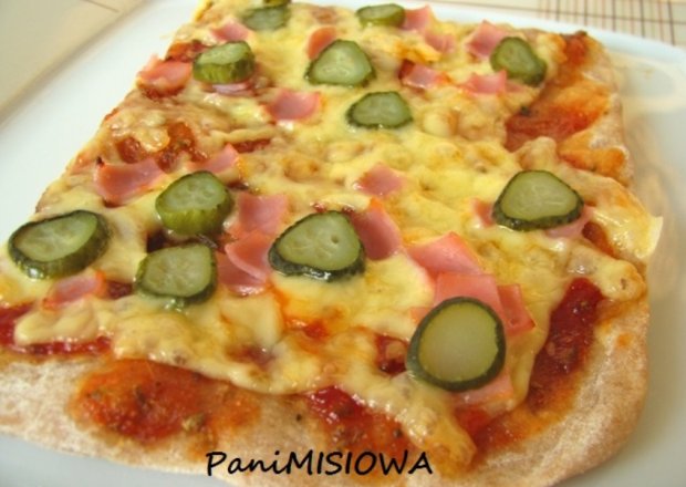 Fotografia przedstawiająca Pizza pełnoziarnista z ogórkiem konserwowym