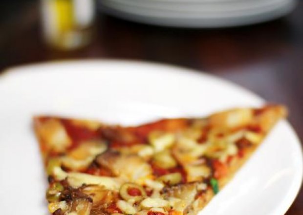 Fotografia przedstawiająca Pizza pełnoziarnista z oliwkami i mięsem