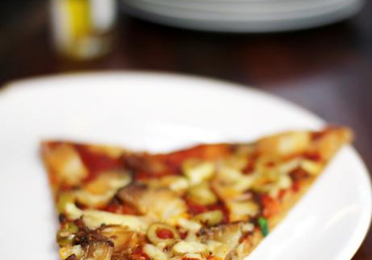 Pizza pełnoziarnista z oliwkami i mięsem foto