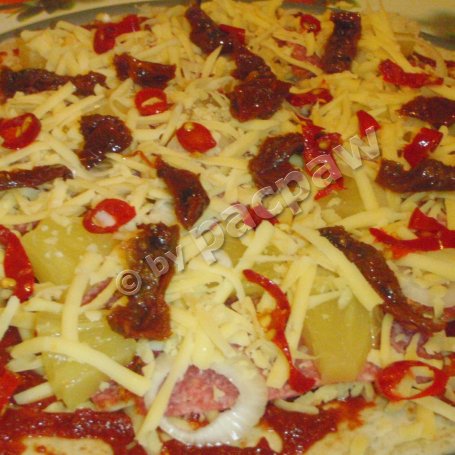 Krok 5 - Pizza pełnoziarnista z salami pieprzowym, pomidorami suszonymi i papryczkami piri-piri foto
