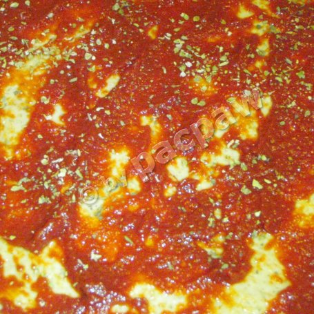 Krok 2 - Pizza pełnoziarnista z salami pieprzowym, pomidorami suszonymi i papryczkami piri-piri foto