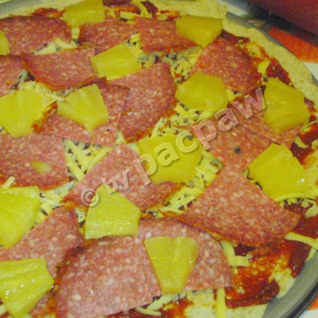 Krok 3 - Pizza pełnoziarnista z salami pieprzowym, pomidorami suszonymi i papryczkami piri-piri foto