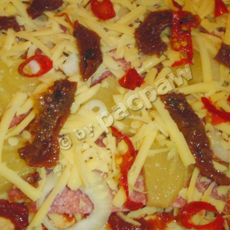 Krok 4 - Pizza pełnoziarnista z salami pieprzowym, pomidorami suszonymi i papryczkami piri-piri foto