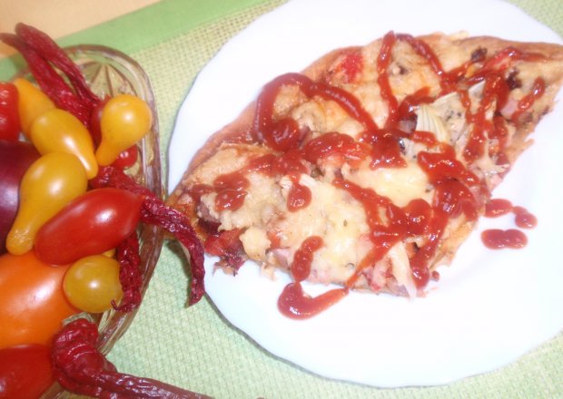 Fotografia przedstawiająca Pizza pełnoziarnista z sosem  majonezowo  ketchupowym